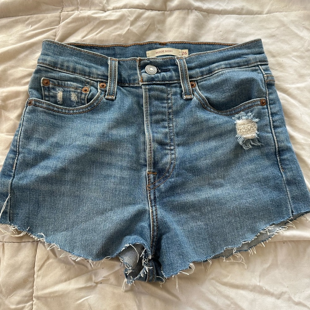 Levi’s Wedgie Denim Jean Shorts Size 26 Medium Wash Very flattering